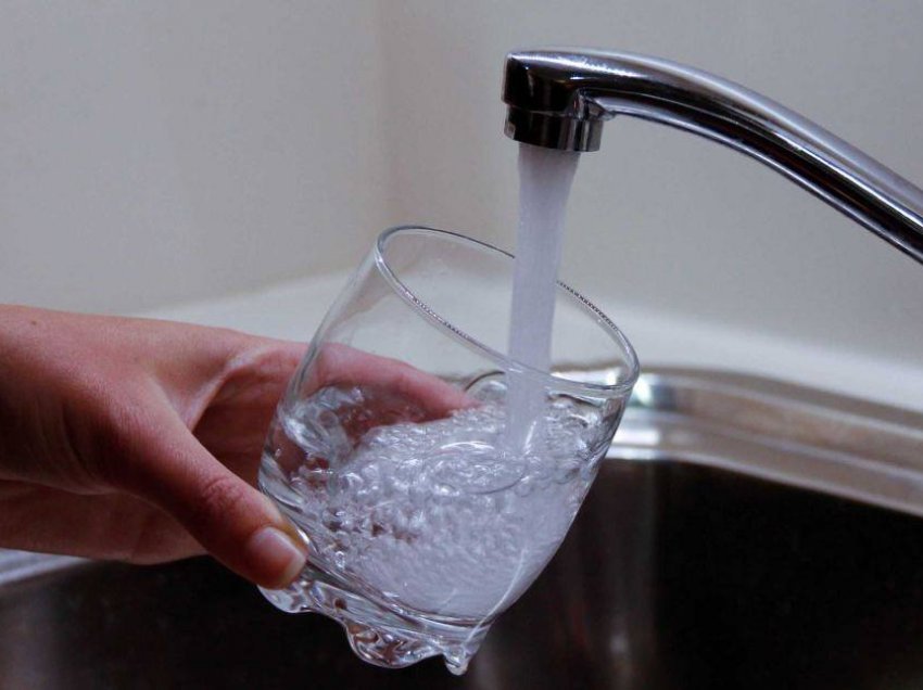 Ministria e Shëndetësisë apelon tek qytetarët: Vloni ujin, ju lutemi për kujdes të shtuar!