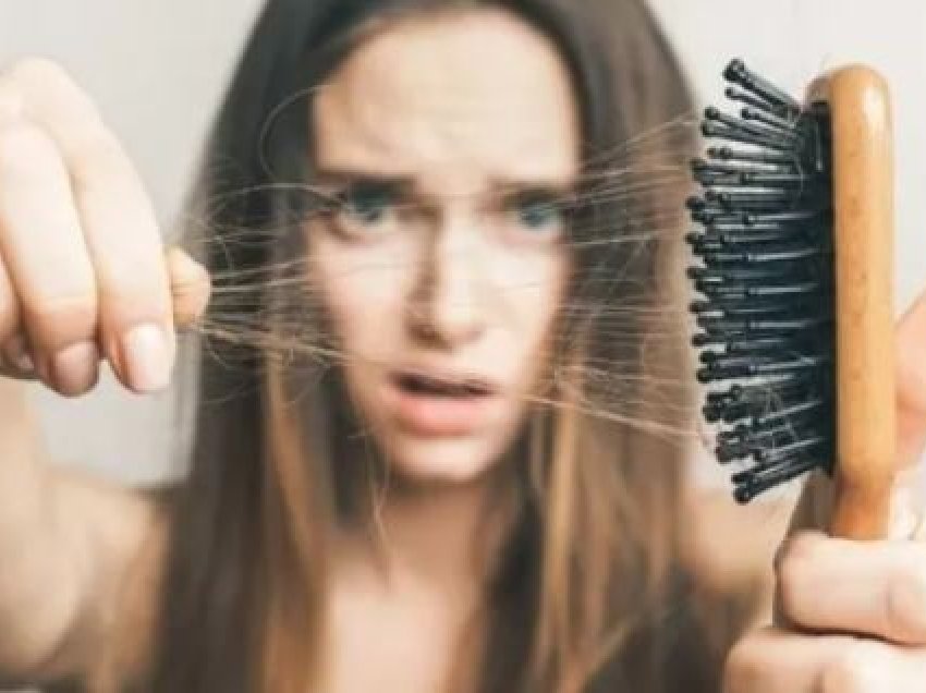 Pesë arsye pse ju bien flokët dhe si të ndihmoni veten