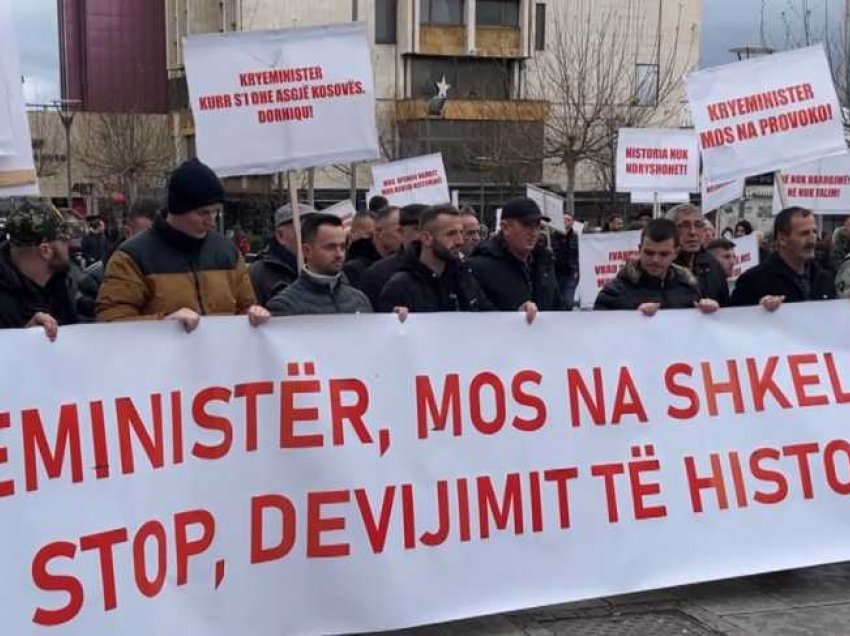 Protesta kundër Kurtit, Mehmeti reagon ashpër ndaj PDK-së: Deri dje bënin pazare me kriminelët serbë, sot dalin për hipokrizi