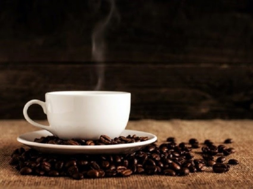 Habit studimi i fundit: 4 filxhanë kafe në ditë nuk janë të dëmshëm, ulin yndyrën në trup