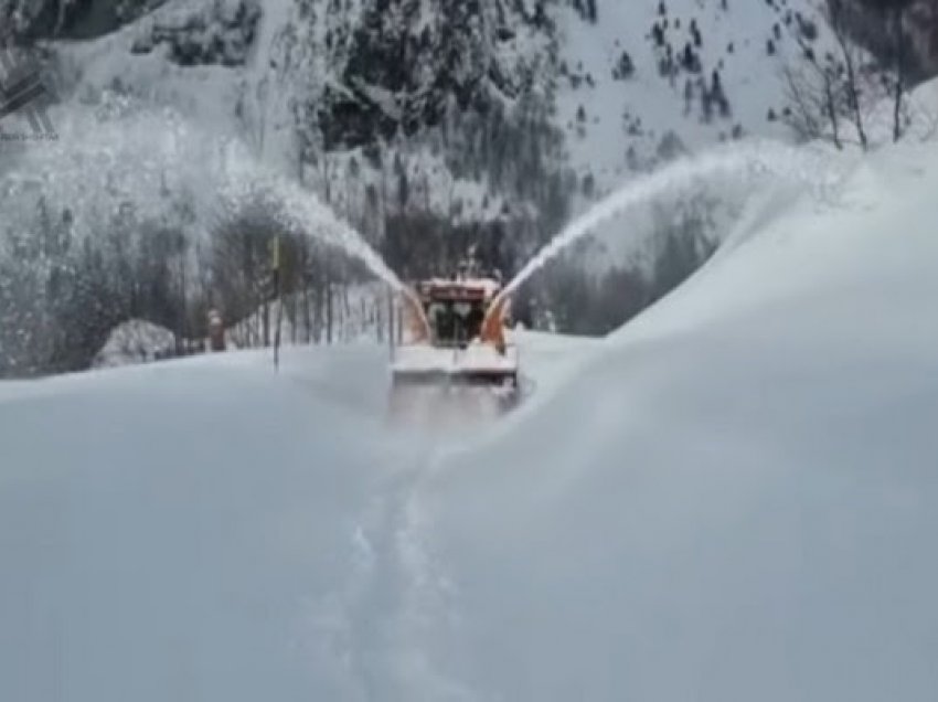 Reshjet e borës, aksi Peshkopi-Lurë i bllokuar që katër ditë