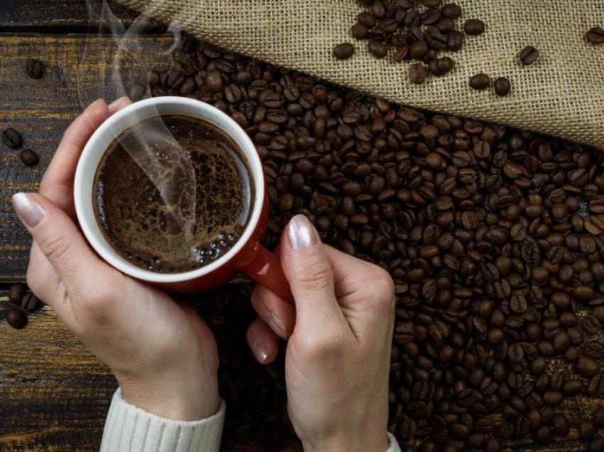 Katër filxhanë kafe në ditë mbrojnë zemrën tuaj