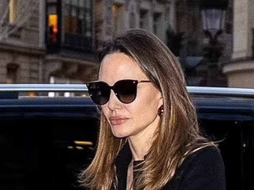 Angelina Jolie elegante me pallto të zezë në Paris