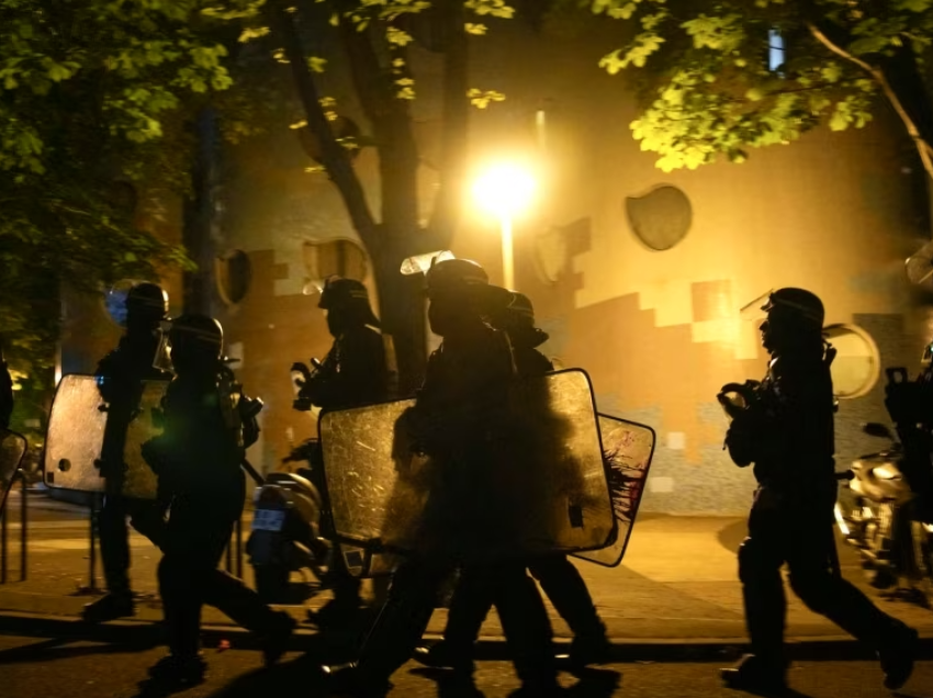 Gati 1.000 të arrestuar brenda natës gjatë protestave në Francë