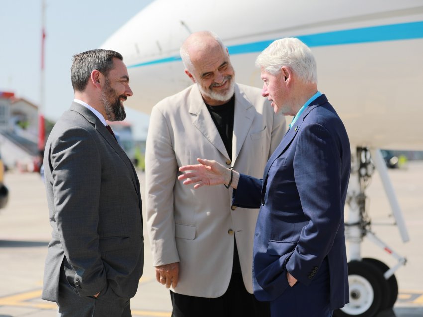 Vizita e Bill Clinton në Tiranë, ambasada e SHBA -së: Moment domethënës në miqësinë e qëndrueshme mes dy vendeve