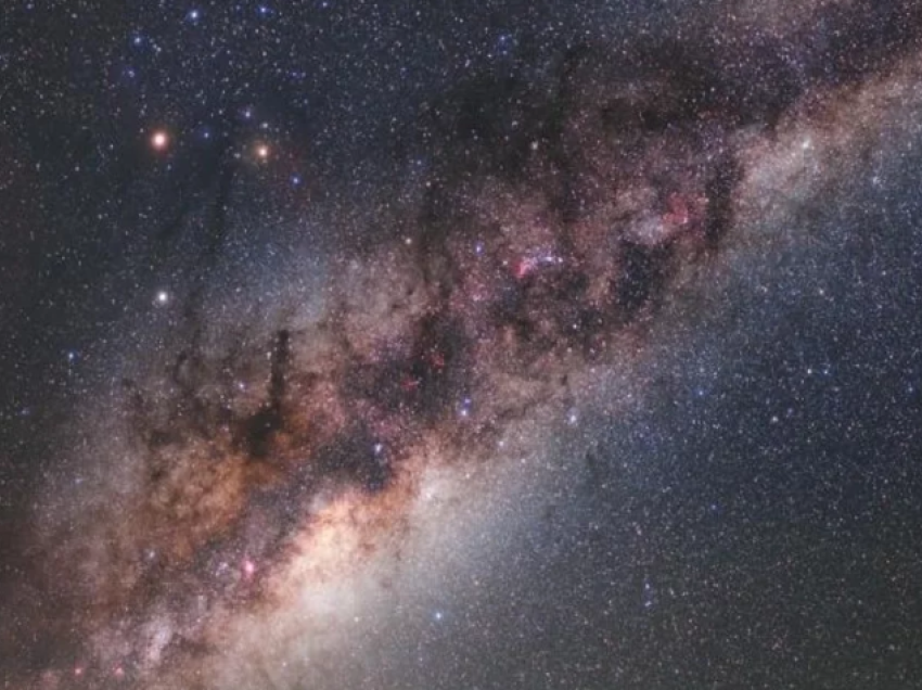 Një ekip ndërkombëtar shkencëtarësh po studion yjet më të vjetër në galaktikën tonë