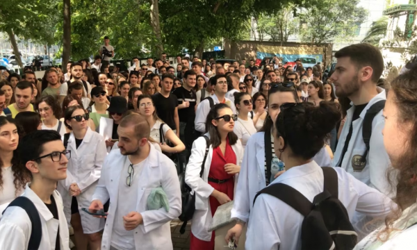 Studentët e mjekësisë në Shqipëri protestojnë kundër punësimit të detyruar për 5 vjet brenda vendit