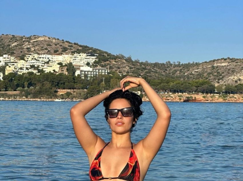 Camila Cabello, poza ‘të zjarrta’ në Greqi 