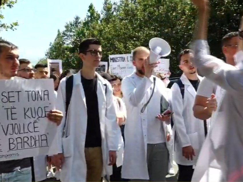 Pr.ligji për punën e detyruar 5 vjet në Shqipëri, studentët e Mjekësisë nesër protestë para Kuvendit, Berisha: Qytetarët të mbështesin kauzën e tyre