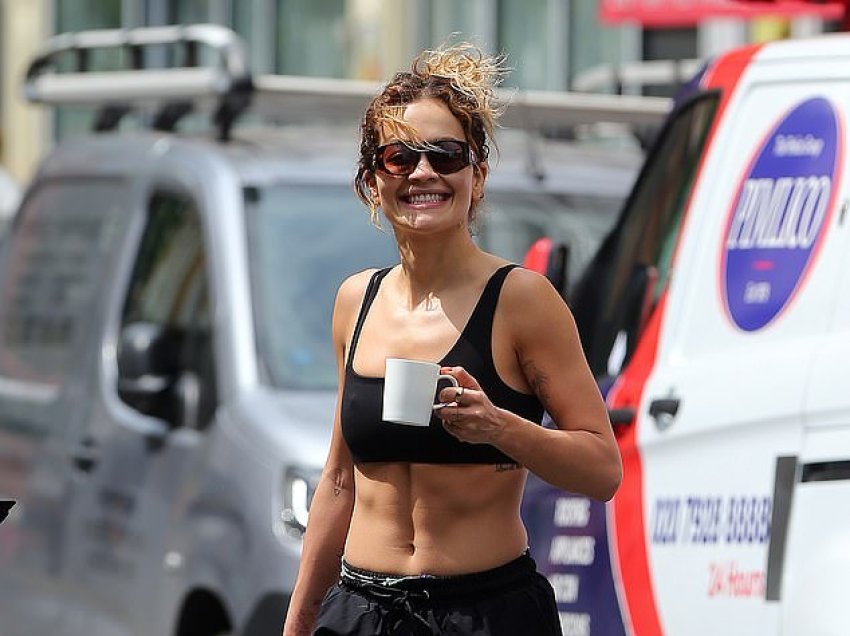 Rita Ora duket e lumtur rrugëve të Londrës, ndërsa shfaq linjat trupore 