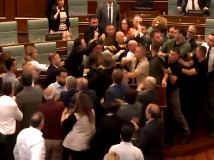 Mediat serbe i gëzohen përleshjes në Kuvendin e Kosovës