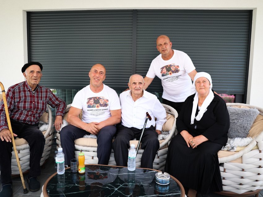 Haradinaj viziton familjen e dëshmorëve Rexhë e Arton Qorraj 