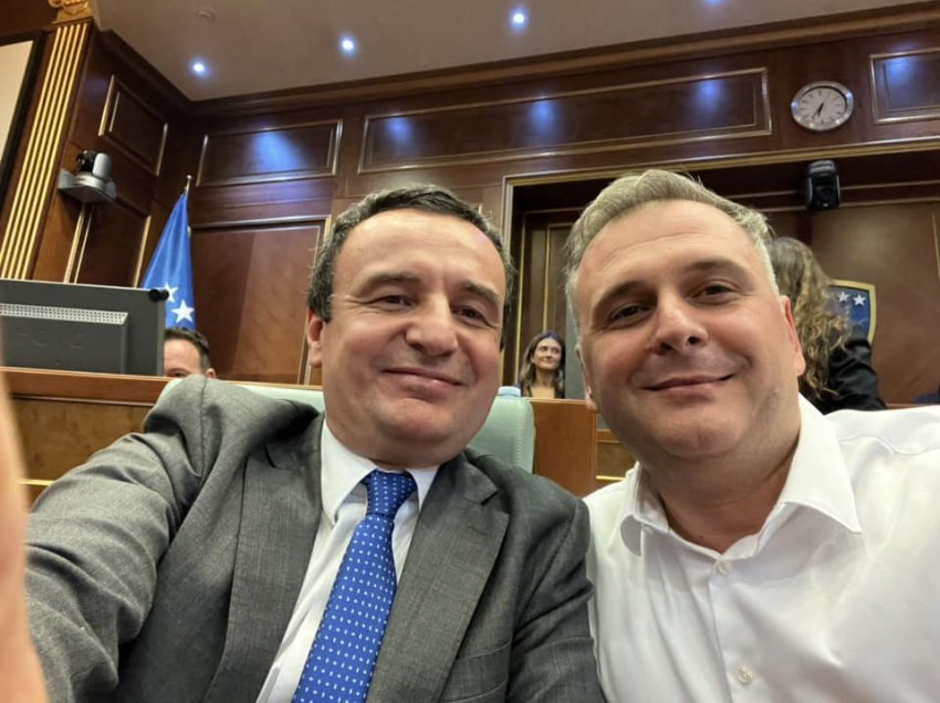 Në mes të tensioneve në Kuvend, Bajqinovci bën ‘selfie’ me Kurtin për ditëlindje