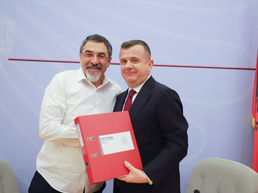 Çuçi i dorëzon dy dosje ministrit të Brendshëm, Balla: Javën e ardhshme prioritetet për detyrën e re