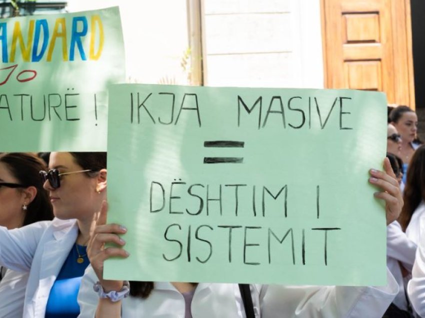 “Deputetët e opozitës e kundërshtuan atë si cënim i të drejtave të njeriut”- BIRN: Ligji për mjekët e rinj pritet me kritika në Kuvend