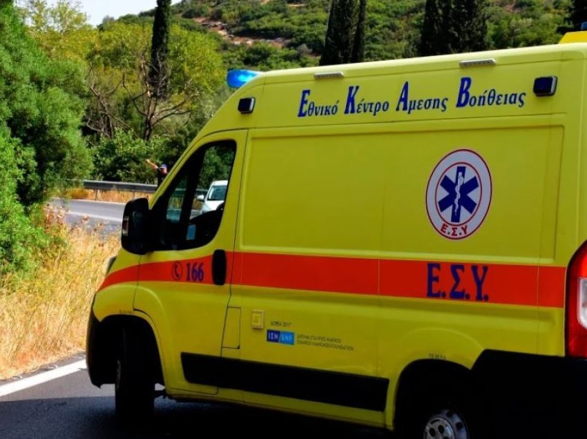 Aksident tragjik në Greqi, makina hyn në korsinë e gabuar dhe përplaset me kamionin, ndërrojnë jetë 5 shqiptarë