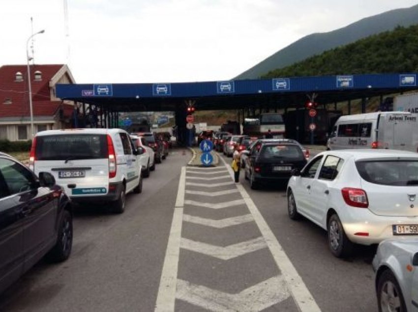Kolonë e gjatë në kufirin Kosovë-Shqipëri 