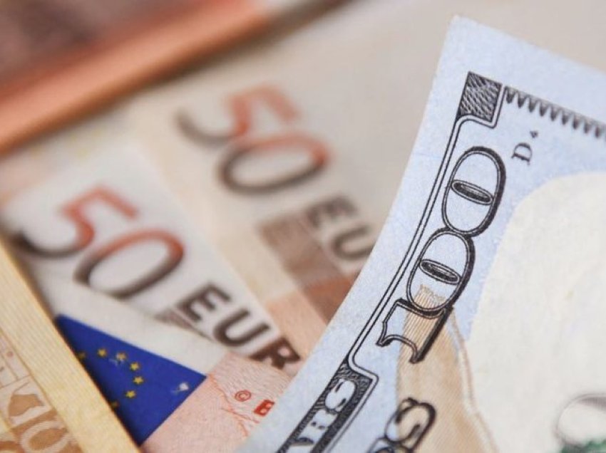 Këmbimi valutor për ditën e sotme, ja me sa blihen e shiten dollari dhe euro
