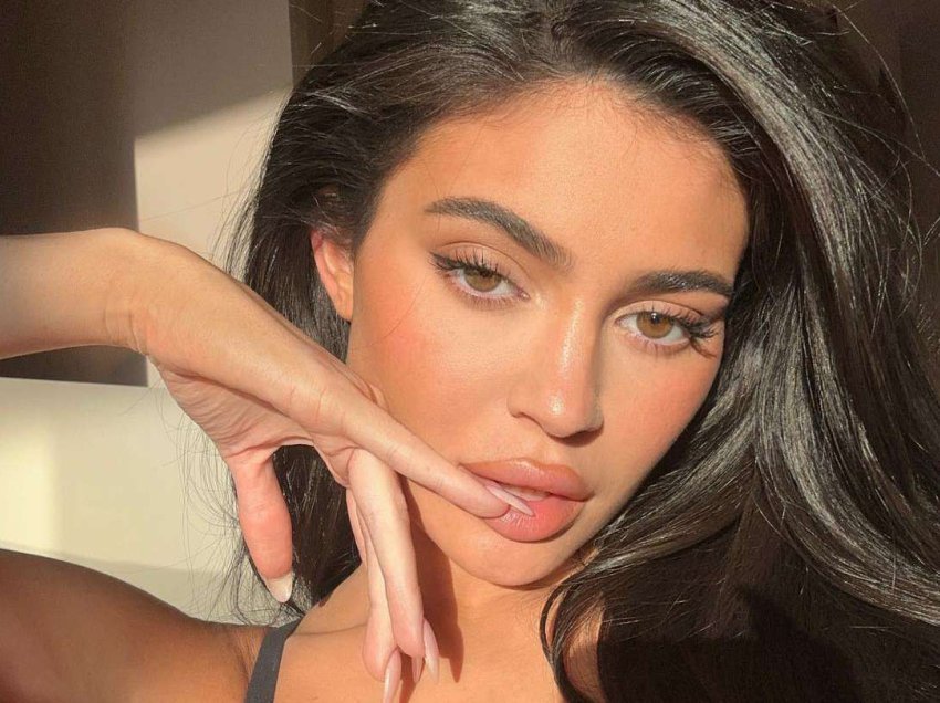 Kylie Jenner e mohon sërish se nuk ka bërë asnjë ndërhyrje plastike në fytyrë