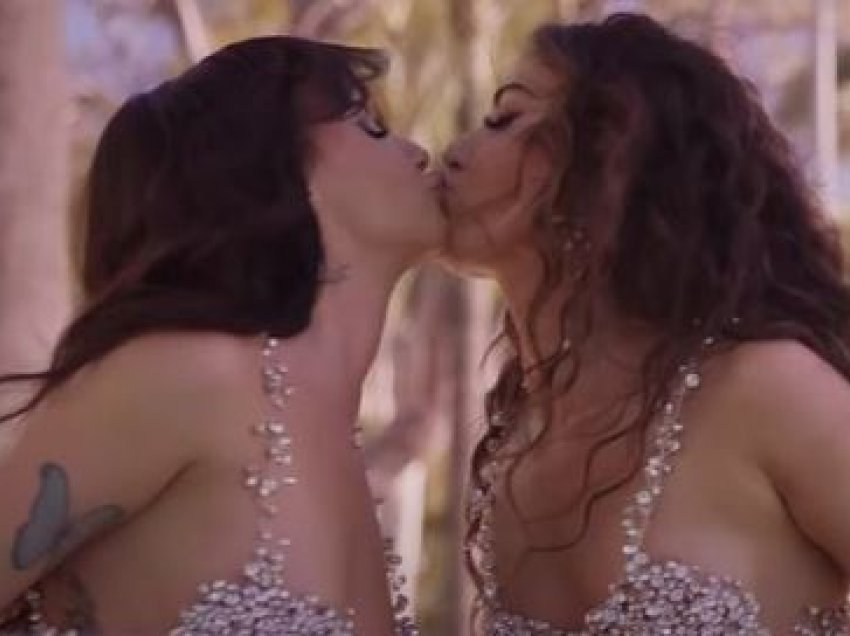 Melinda dhe Rina shkëmbejnë puthje në klipin e tyre