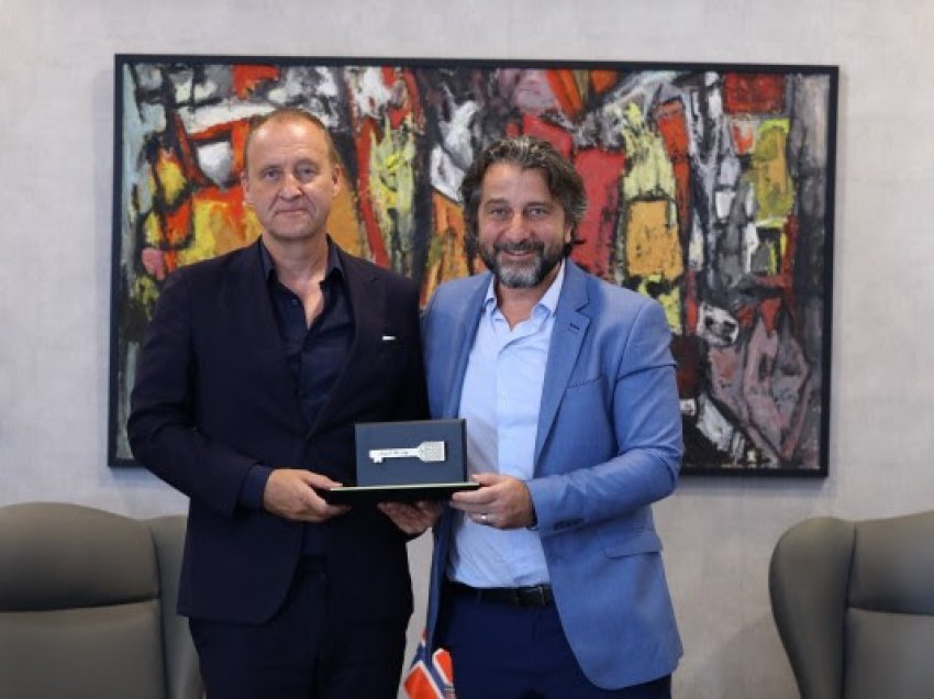 ​Ambasadori i Norvegjisë nderohet me “Çelësin e Qytetit” të Prishtinës