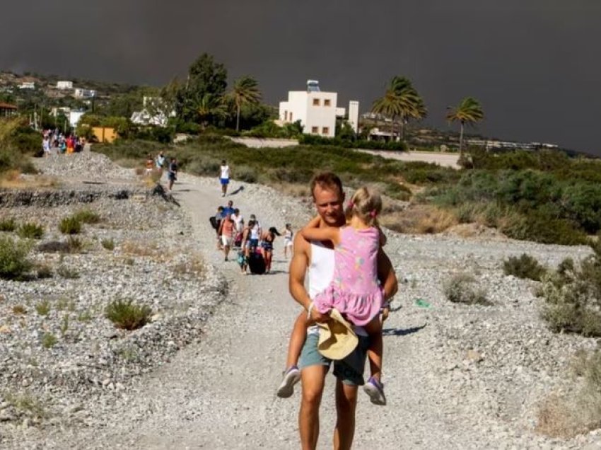 Greqi, evakuuimi nga ishulli i Rodosit, më masivi nga zjarret në vend