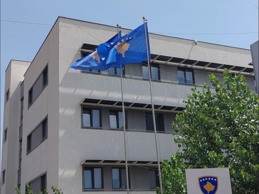 Dy flamuj të Kosovës janë vendosur sot në oborrin e Komunës së Mitrovicës së veriut
