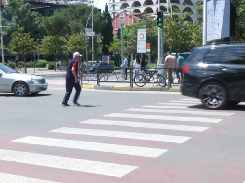 Specialisti i trafikut zbulon sa gjobiten këmbësorët nëse shkelin rregullat e qarkullimit rrugor