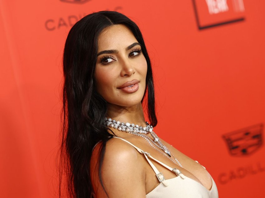 Kim Kardashian shkon në një ndeshje futbolli me çantën më të shtrenjtë në botë