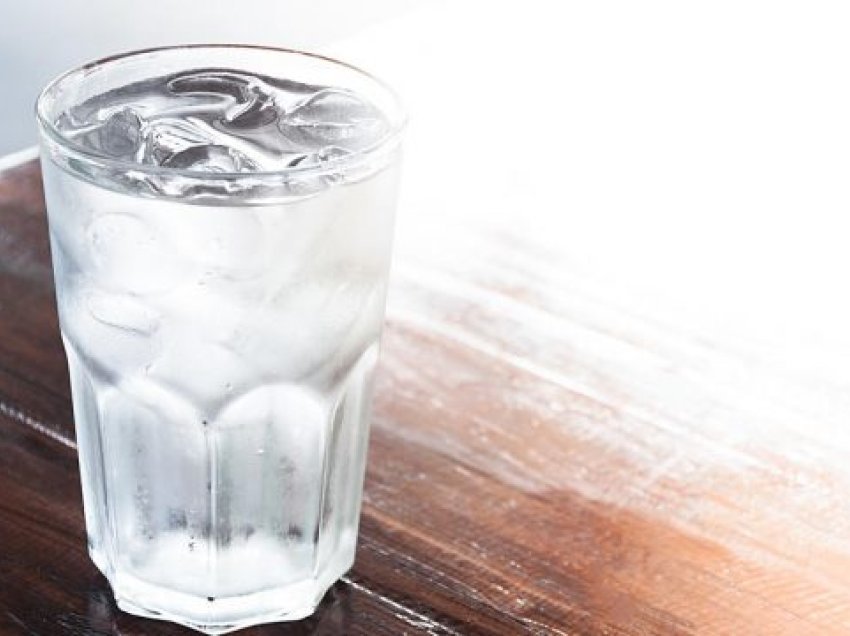Sipas shkencës, a është e dëmshme pirja e ujit të ftohtë?