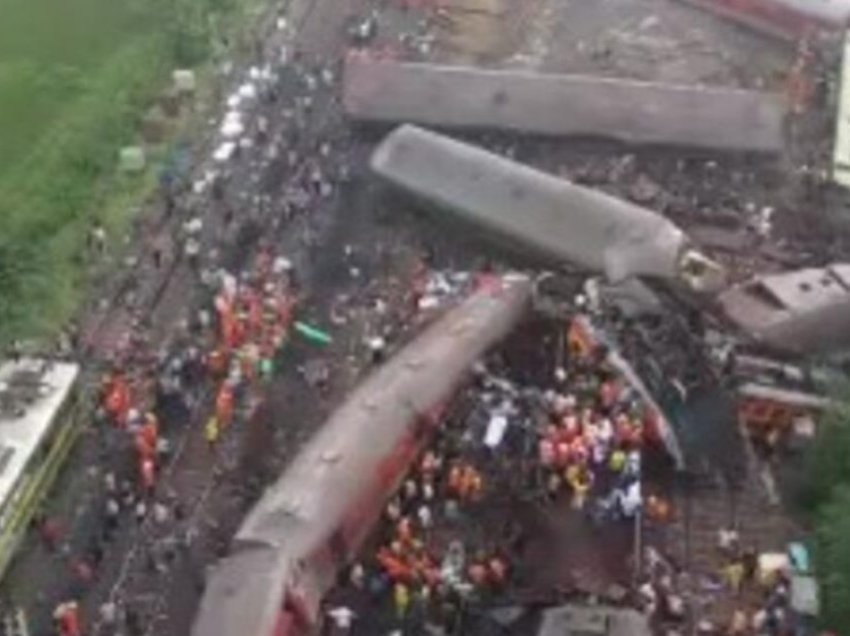 Pamje nga ajri nga aksidenti hekurudhor në Indi: Nuk ka më të mbijetuar – tmerr që nuk përshkruhet me fjalë