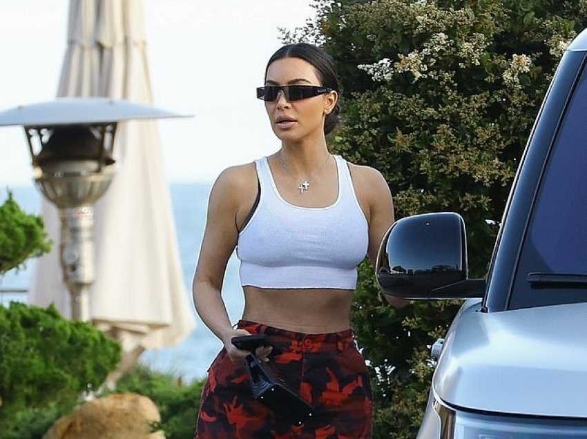 Kim Kardashian vë në pah fizikun atraktiv në pozat e reja