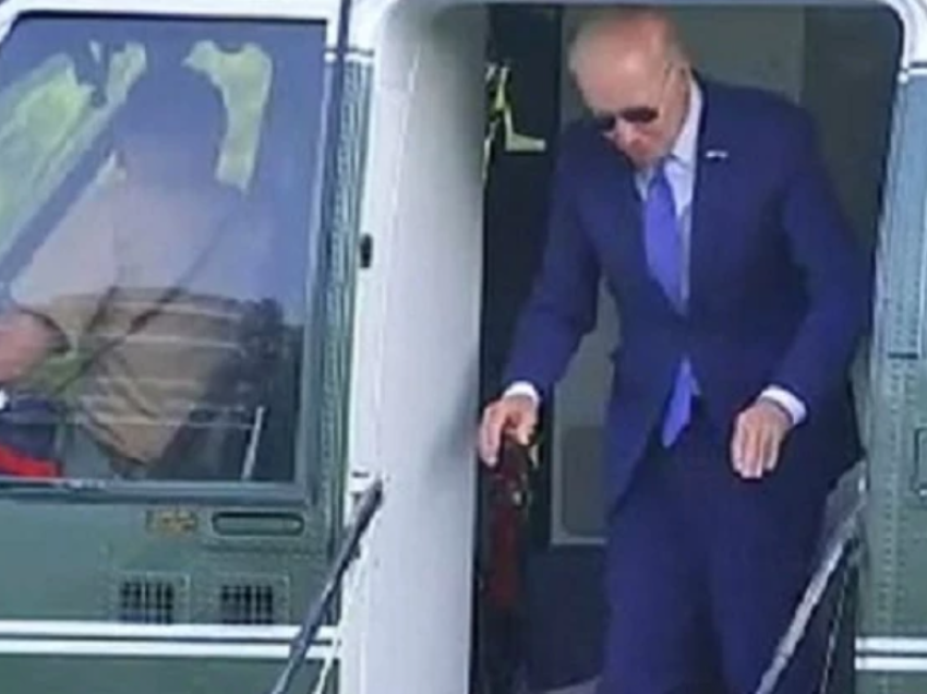 Biden pëson një tjetër incident, godet kokën duke zbritur nga helikopteri