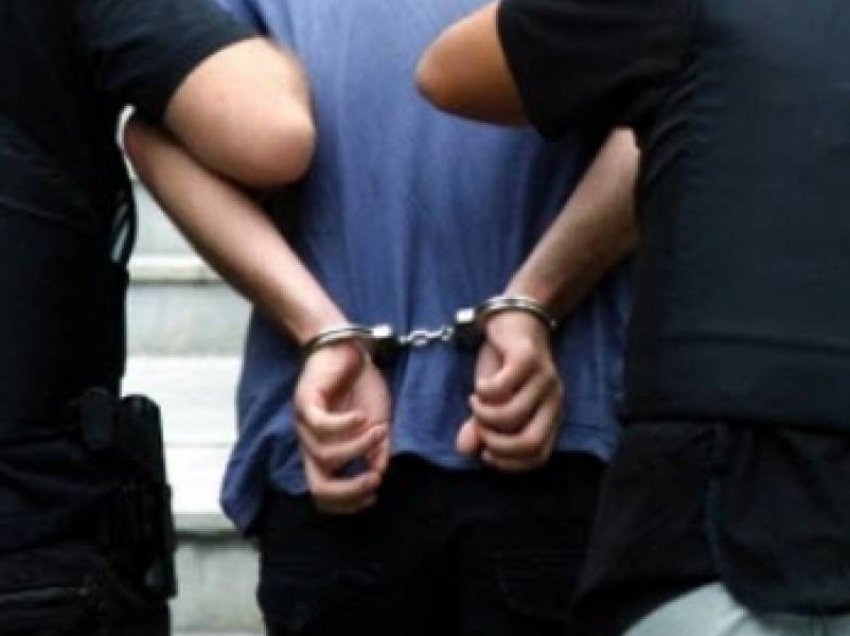 Arrestohen dy person në Pejë, dyshohen për vjedhje në një market