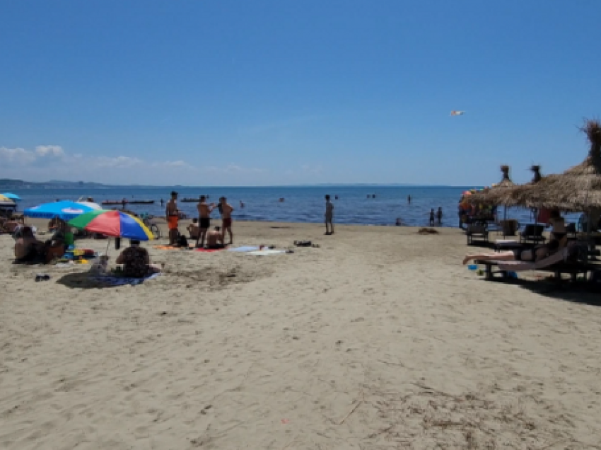 Pushuesit shijojnë fundjavën, mbushin plazhin e Durrësit
