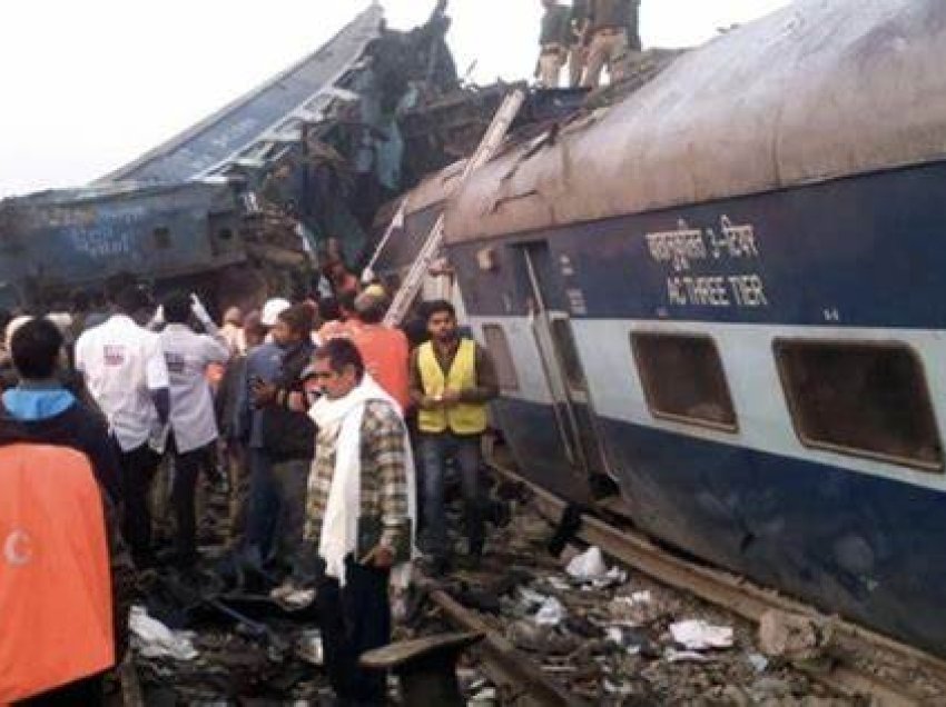 Përplasja e tre trenave të premtën përshkruhet si aksidenti më i rëndë me trena në Indi, këtë shekull