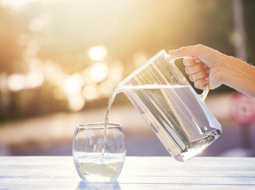 Përfitimet që i sjell pirja e ujit me stomakun bosh