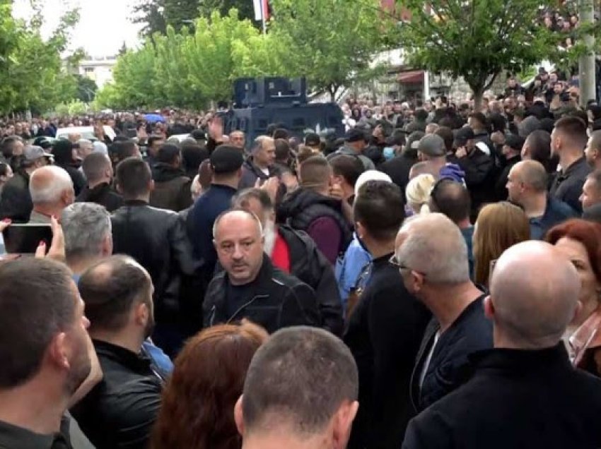LIVE: Situata në veri të Kosovës, mblidhen qindra protestues edhe sot para objekteve komunale