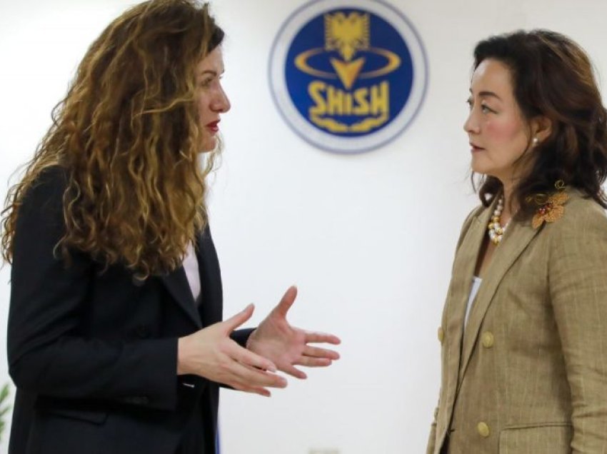 Ambasadorja Kim takon drejtoreshën e SHISH, Vlora Hyseni, ja temat e bisedës
