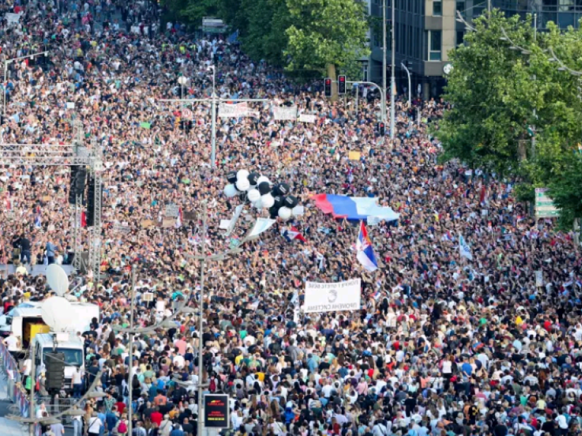 Dhjetra mijëra serbë në protesta masive anti-qeveritare pas vrasjeve masive 