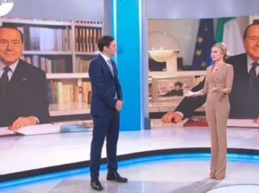 Momenti prekës, dy moderatorët nuk i mbajnë dot lotët në momentin kur japin lajmin e vdekjes së Berlusconit