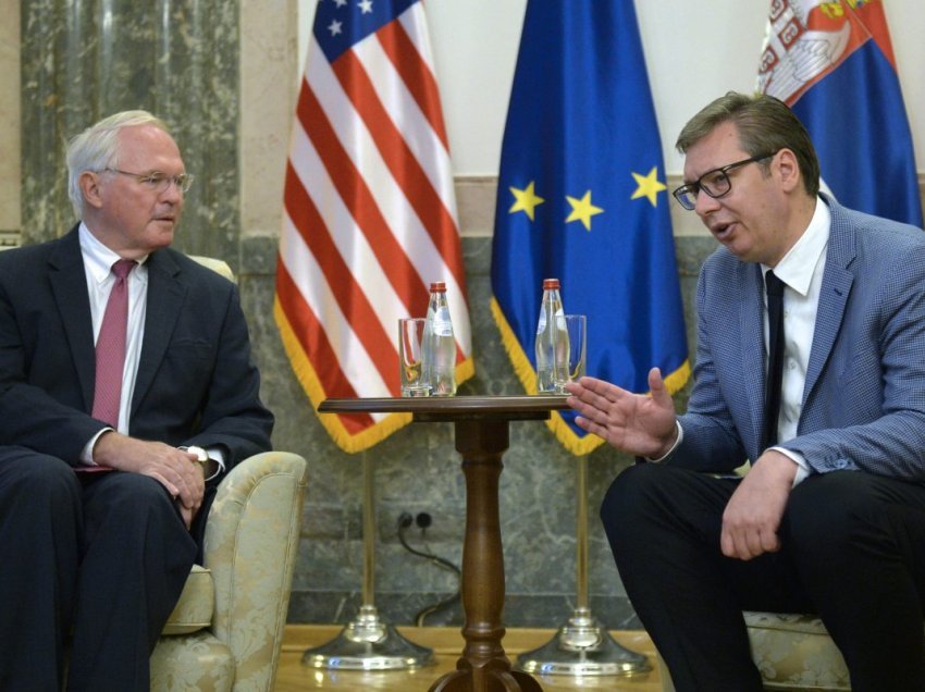 ‘Mik’ me Vuçiqin, analisti ‘shpërthen’ keq ndaj ambasadorit Hill – hedh disa dyshime të forta!