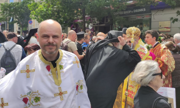 Kisha Ortodokse  përjashton priftin që predikoi kundër luftës së Rusisë 