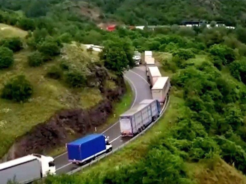 Pamje të kamionëve me mallra serbe në Jarinje