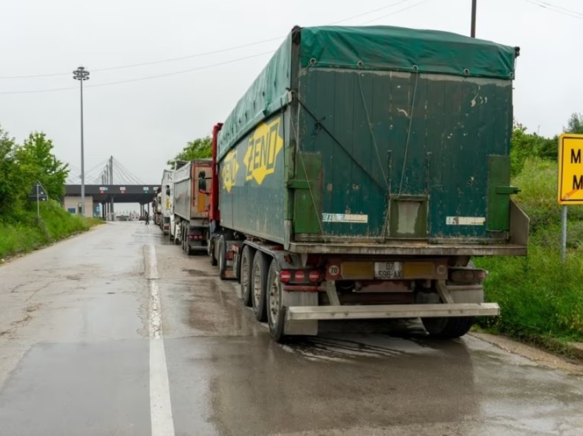 Kamionët me mallra serbe as sot nuk lejohen të hyjnë në Kosovë