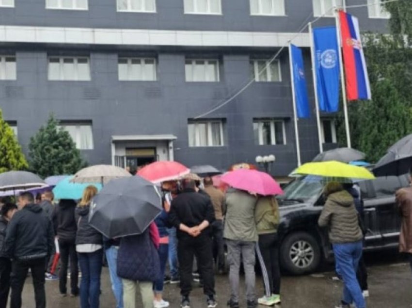 Protestuesit zënë derën e komunës së Leposaviqit, raportohet se ka hyrë ministri Krasniqi