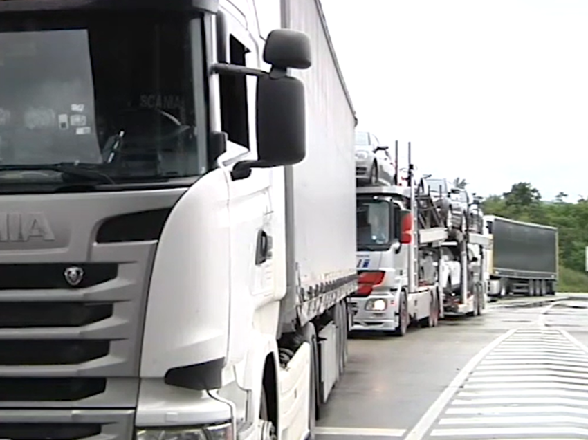 Bllokadë në kufi pasi u ndaluan mallrat serbe, 20 kamionë presin në Jarinje