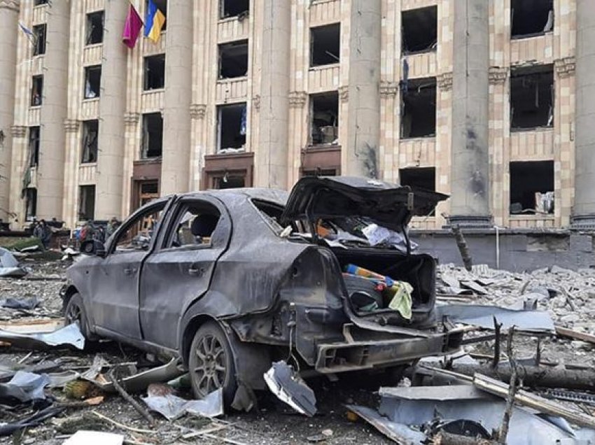Forcat ruse vijojnë sulmet në Ukrainë, 2 të vdekur dhe 25 të plagosur në Kharkiv
