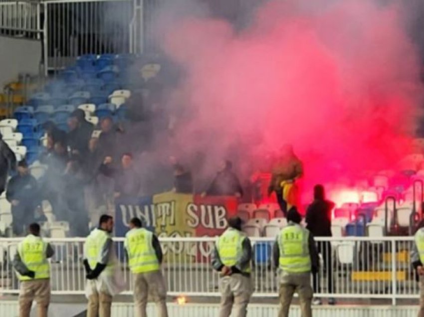Tifozët e Rumanisë shkaktuan skandal në Prishtinë para se të dëboheshin nga stadiumi