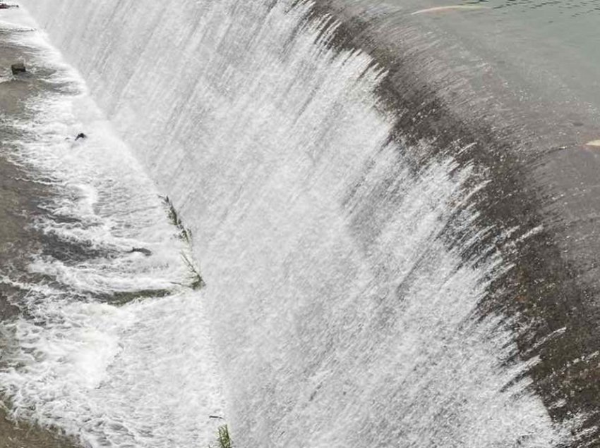 Si asnjëherë më parë, liqeni i Badocit arrin nivelin maksimal me ujë